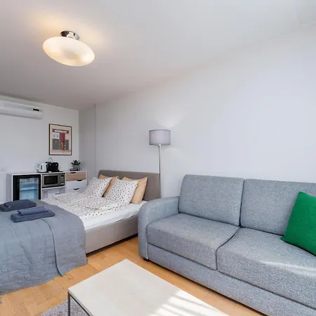 Lovely Aisa | Balcony 派尔努